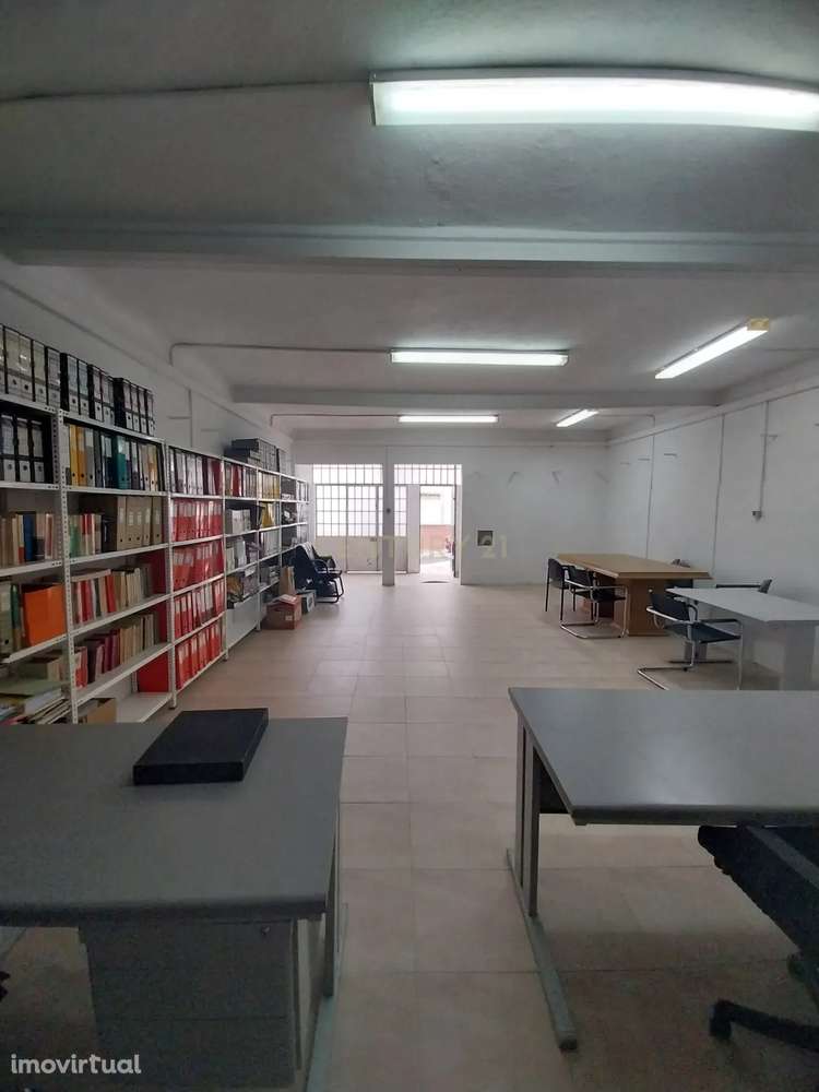 Loja R/ch inserida dum prédio de habitações de 1º e 2º andares. - Grande imagem: 2/20