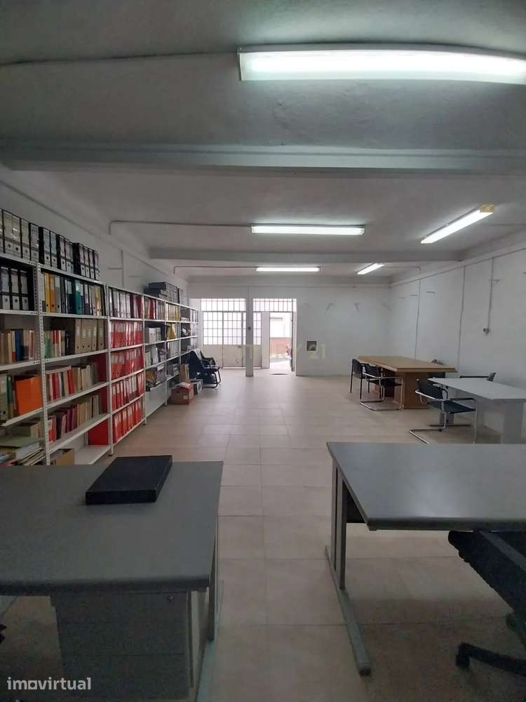 Loja R/ch inserida dum prédio de habitações de 1º e 2º andares. - Grande imagem: 2/20