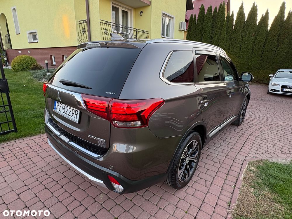 Mitsubishi Outlander 2.0 Instyle + 4WD CVT - 18