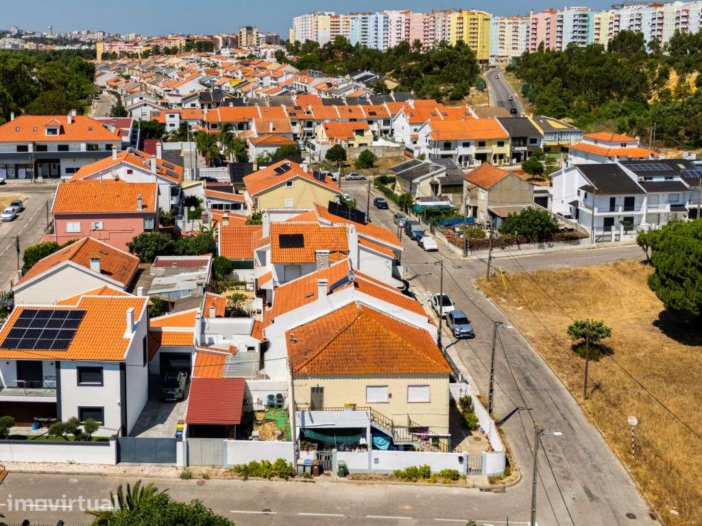Moradia bifamiliar, de gaveto, logradouro, T2 no R/C e T2 no 1º pis... - Grande imagem: 4/26