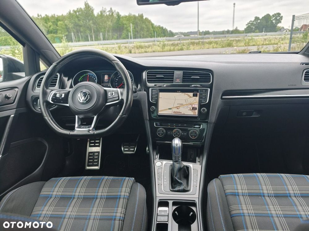 Volkswagen Golf - 26
