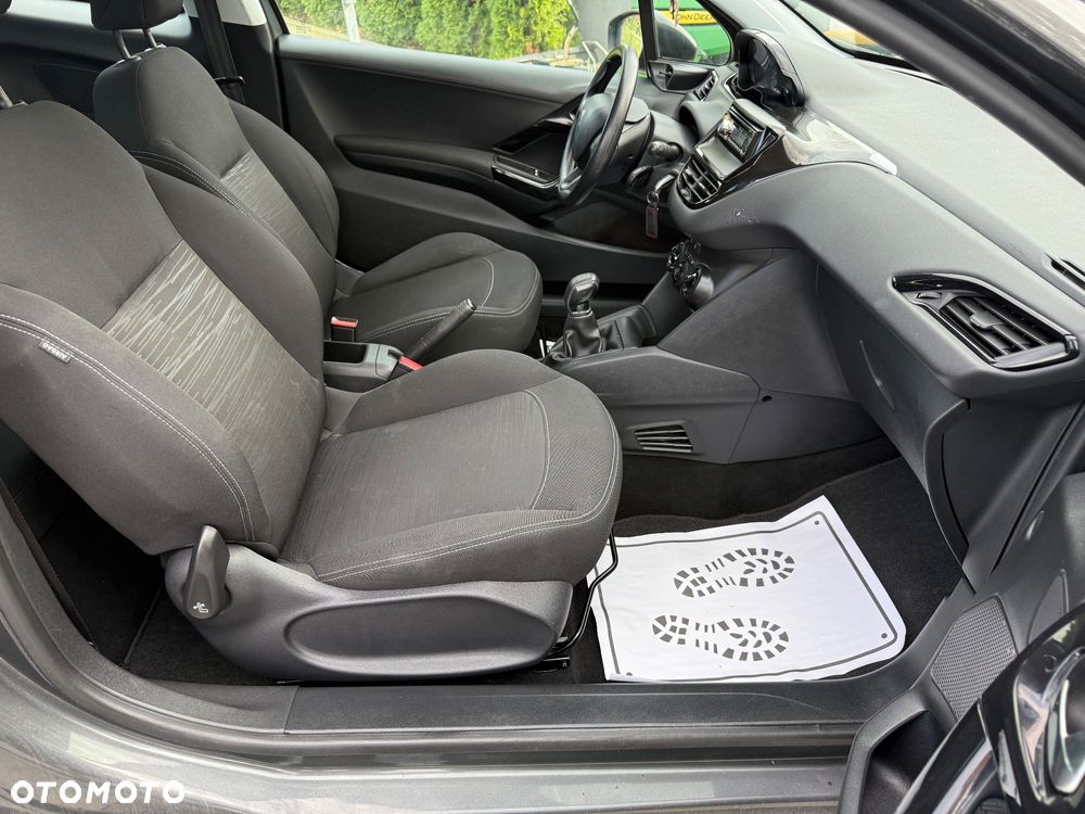 Peugeot 208 - 13