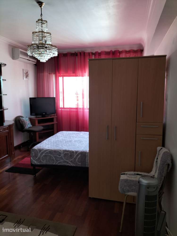 Quarto-sala espaçoso na Gare de Oriente com A/C - Grande imagem: 3/9