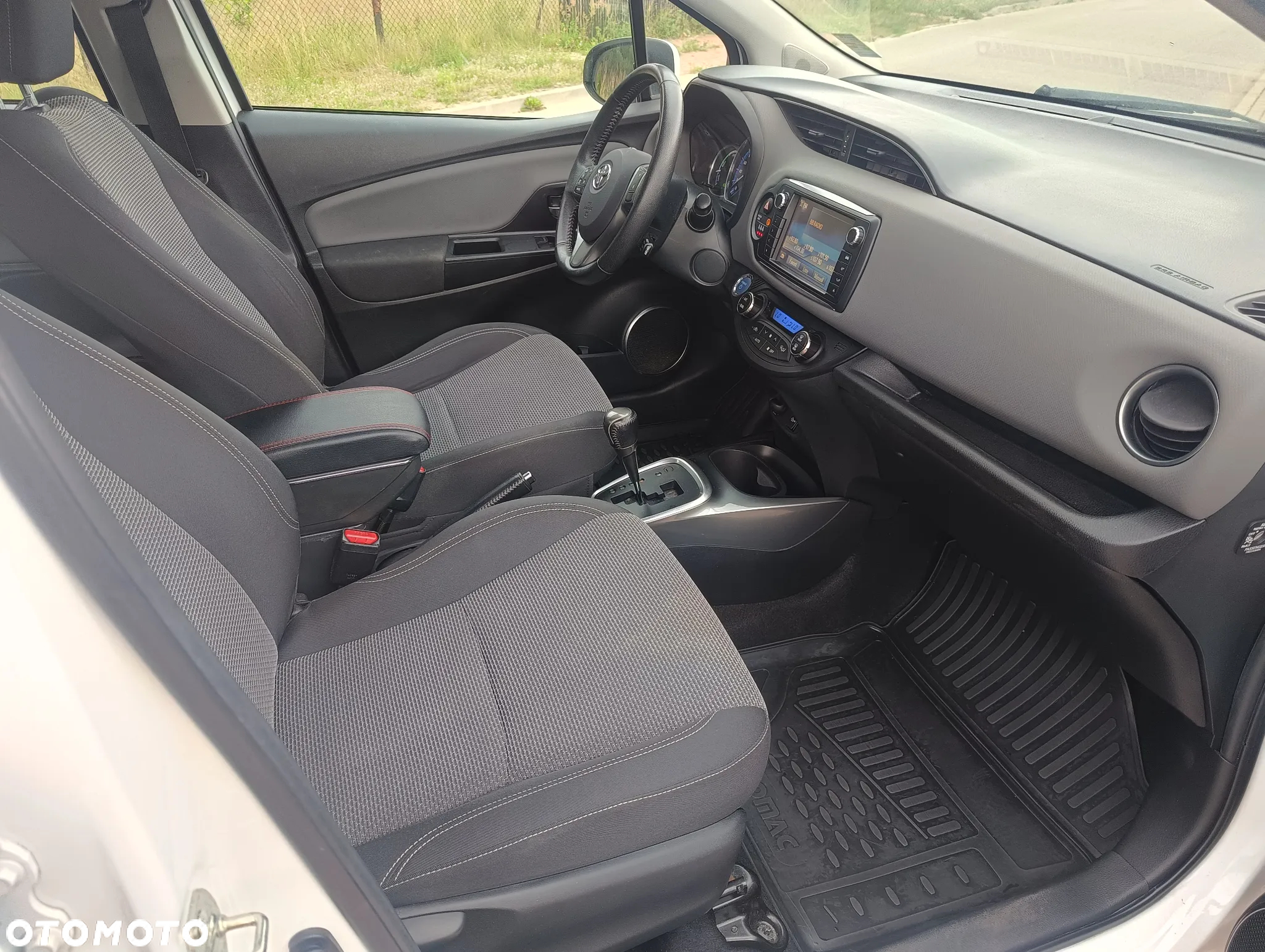 Toyota Yaris Hybrid 100 Premium - 13