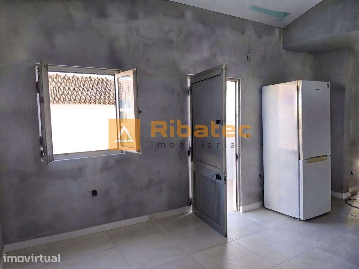 Moradia T2 remodelada com terreno na Fajarda - Grande imagem: 4/22