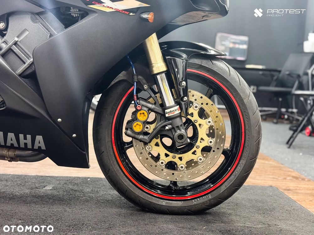 Yamaha R1 - 4