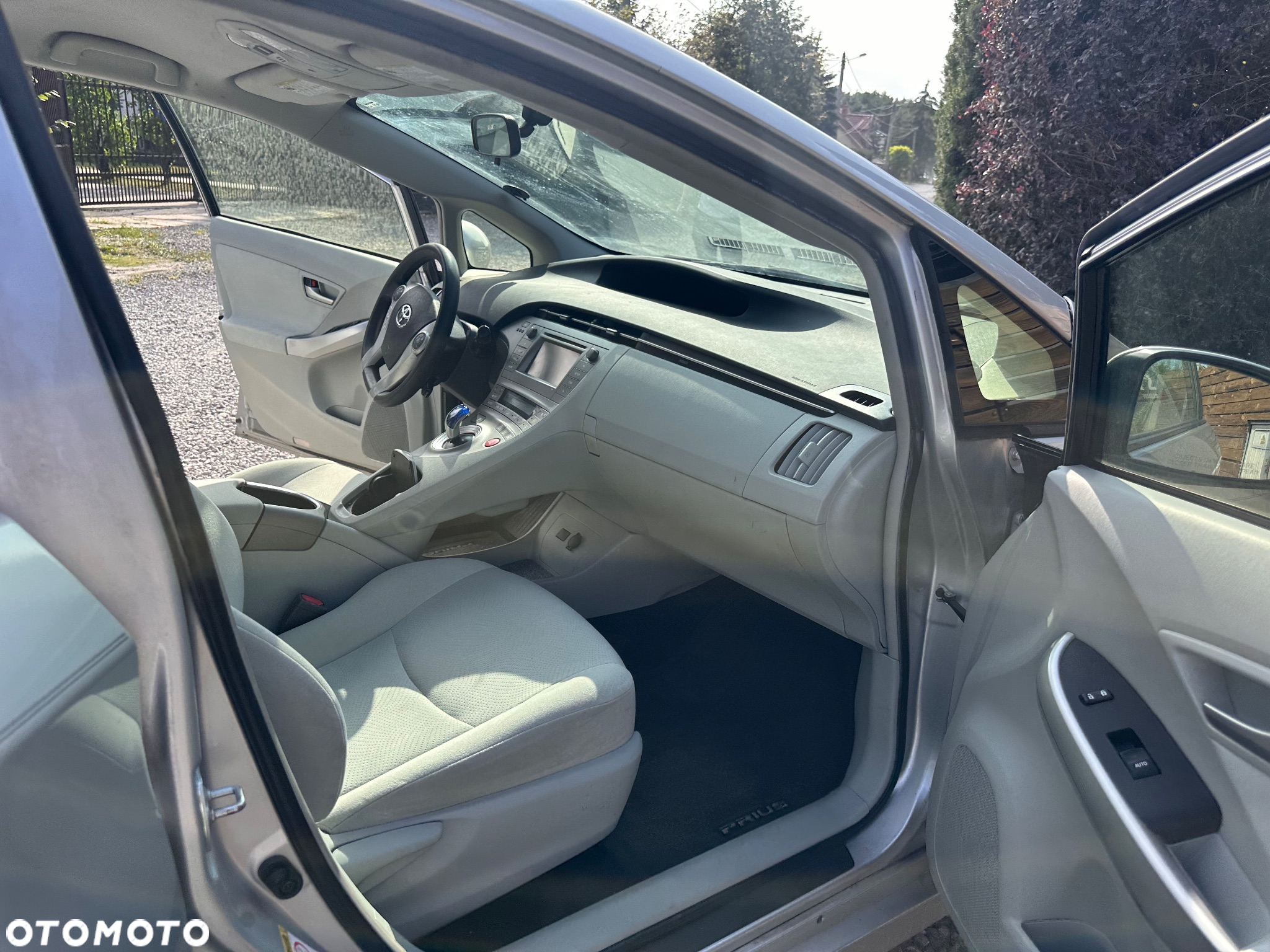 Toyota Prius (Hybrid) - 11