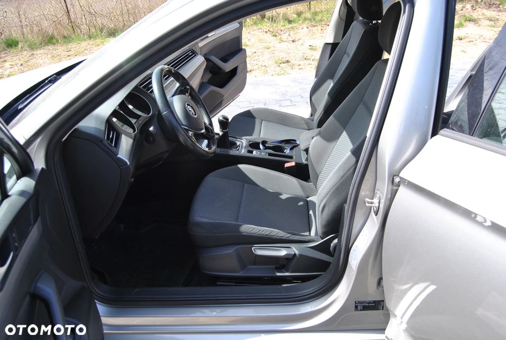 Volkswagen Passat 1.6 TDI BMT Comfortline - 12