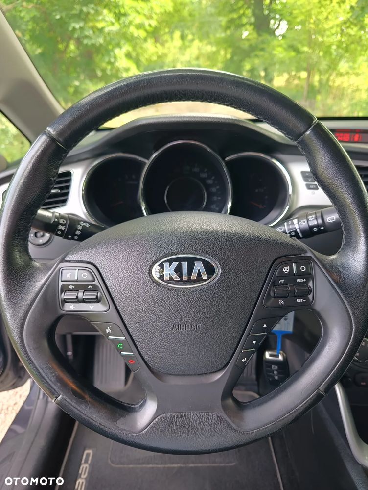 Kia Ceed 1.6 CRDi 128 Fifa World Cup Edition - 24