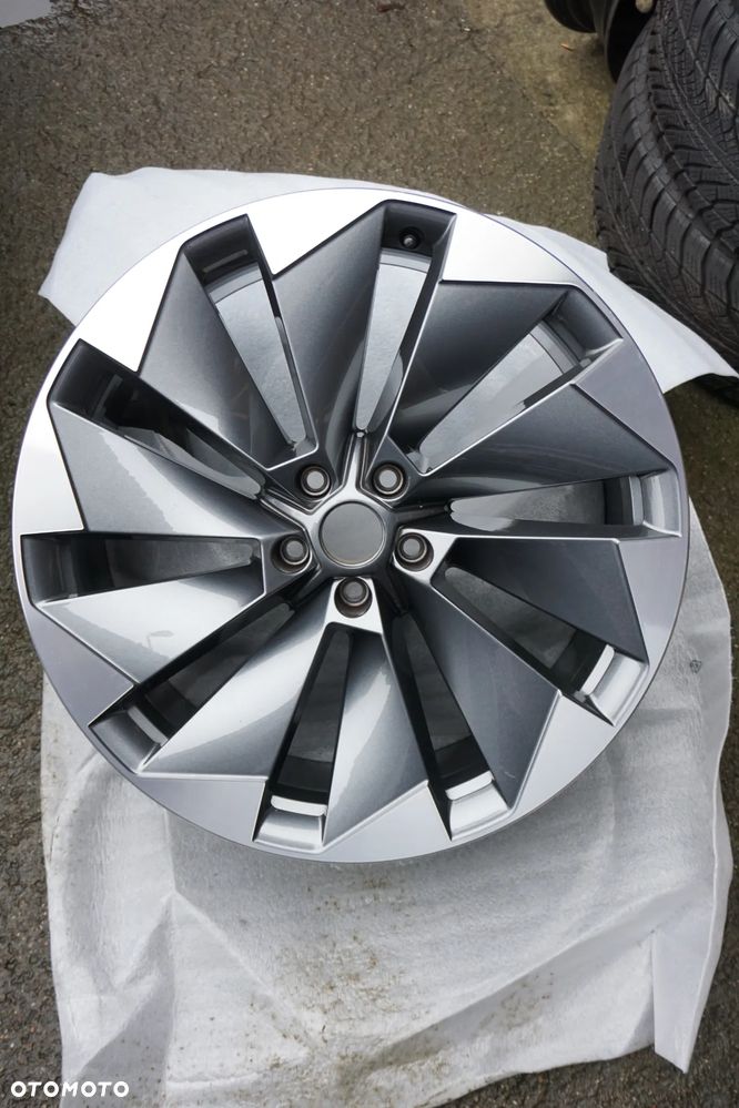 Skoda 5x112 21 8,5J et40 5LA601025BL stan bdb - 1