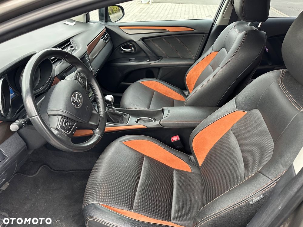 Toyota Avensis 1.8 Premium - 18