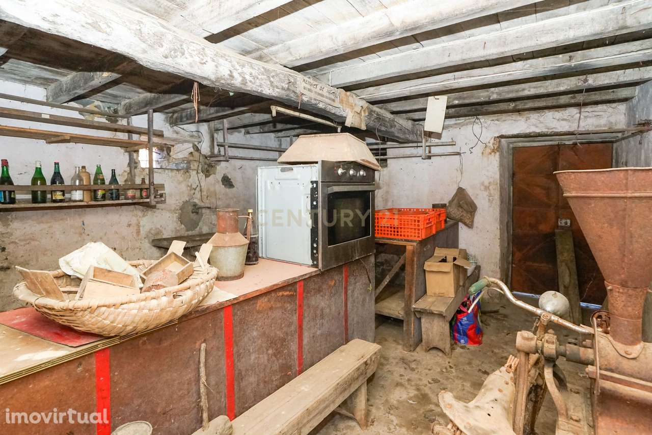 Moradia para restaurar com pátio a poucos minutos de Miranda - Miranda - Grande imagem: 5/10