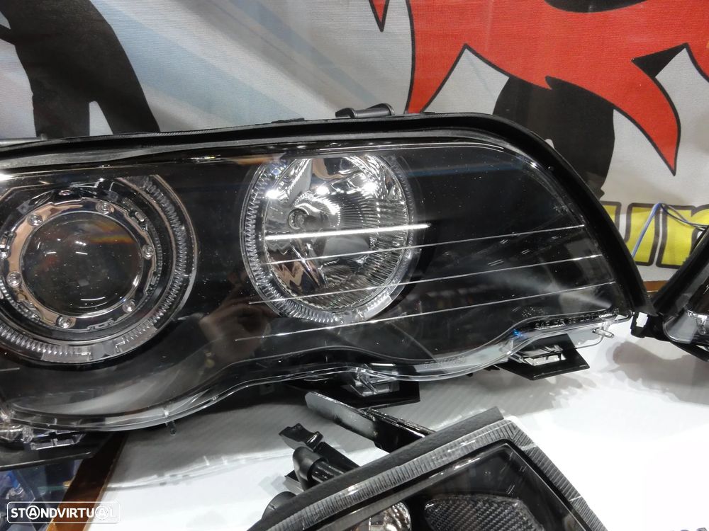 Faróis angel eyes com luz branca 5000k para BMW E46 4 portas / limosine 98-01 fundo preto com angel eyes em branco - 4