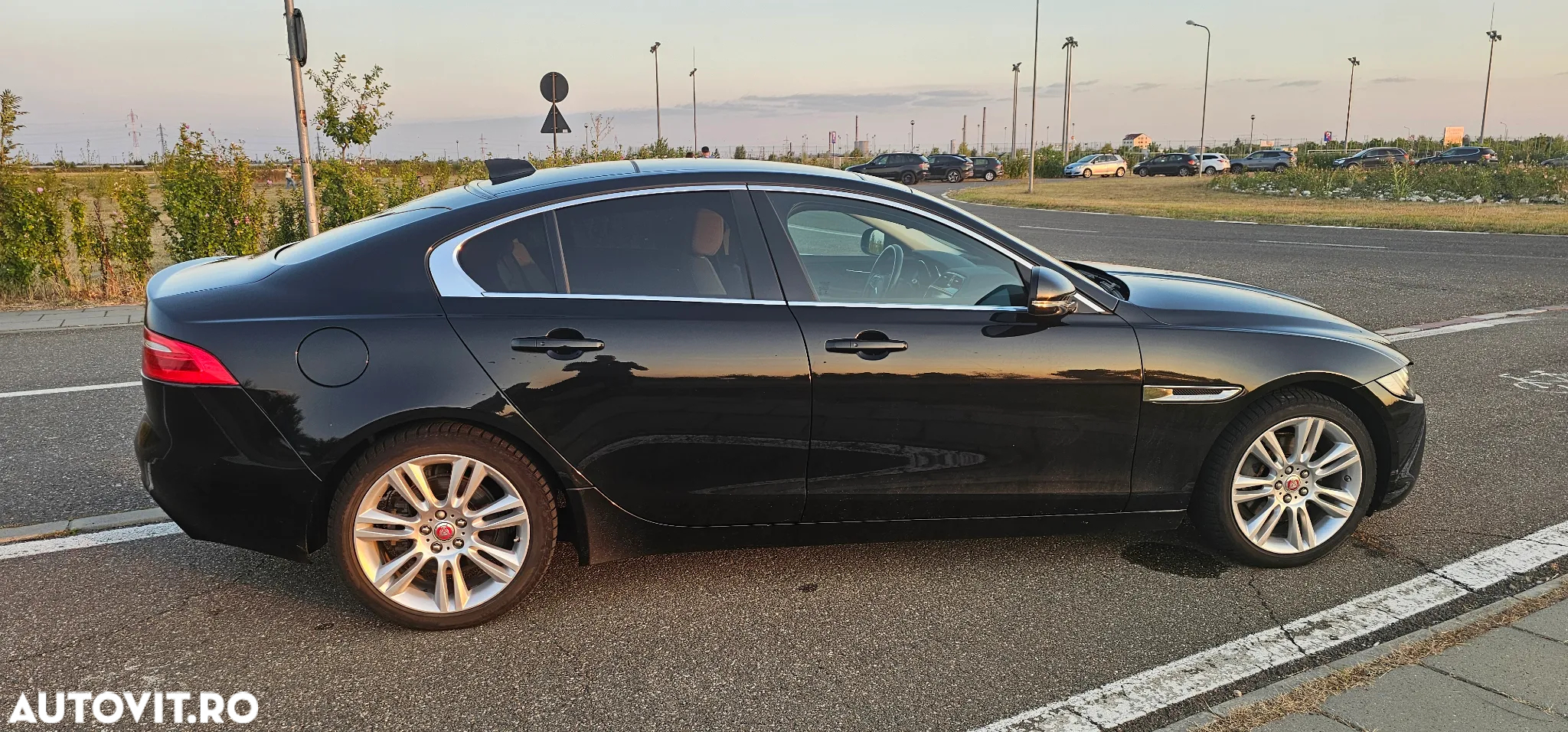 Jaguar XE 2.0 R-Sport - 9