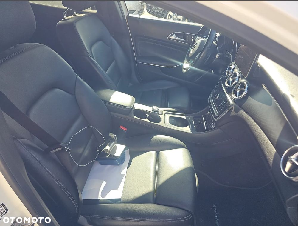 Mercedes-Benz GLA 250 4Matic 7G-DCT - 12