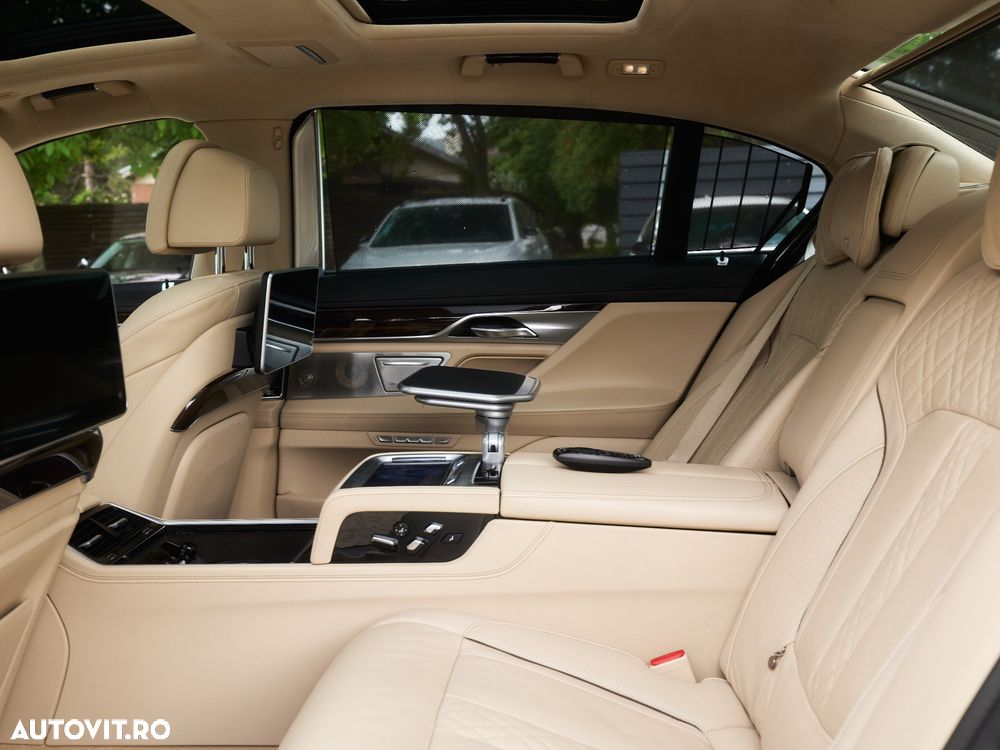 BMW Seria 7 750Li xDrive - 32