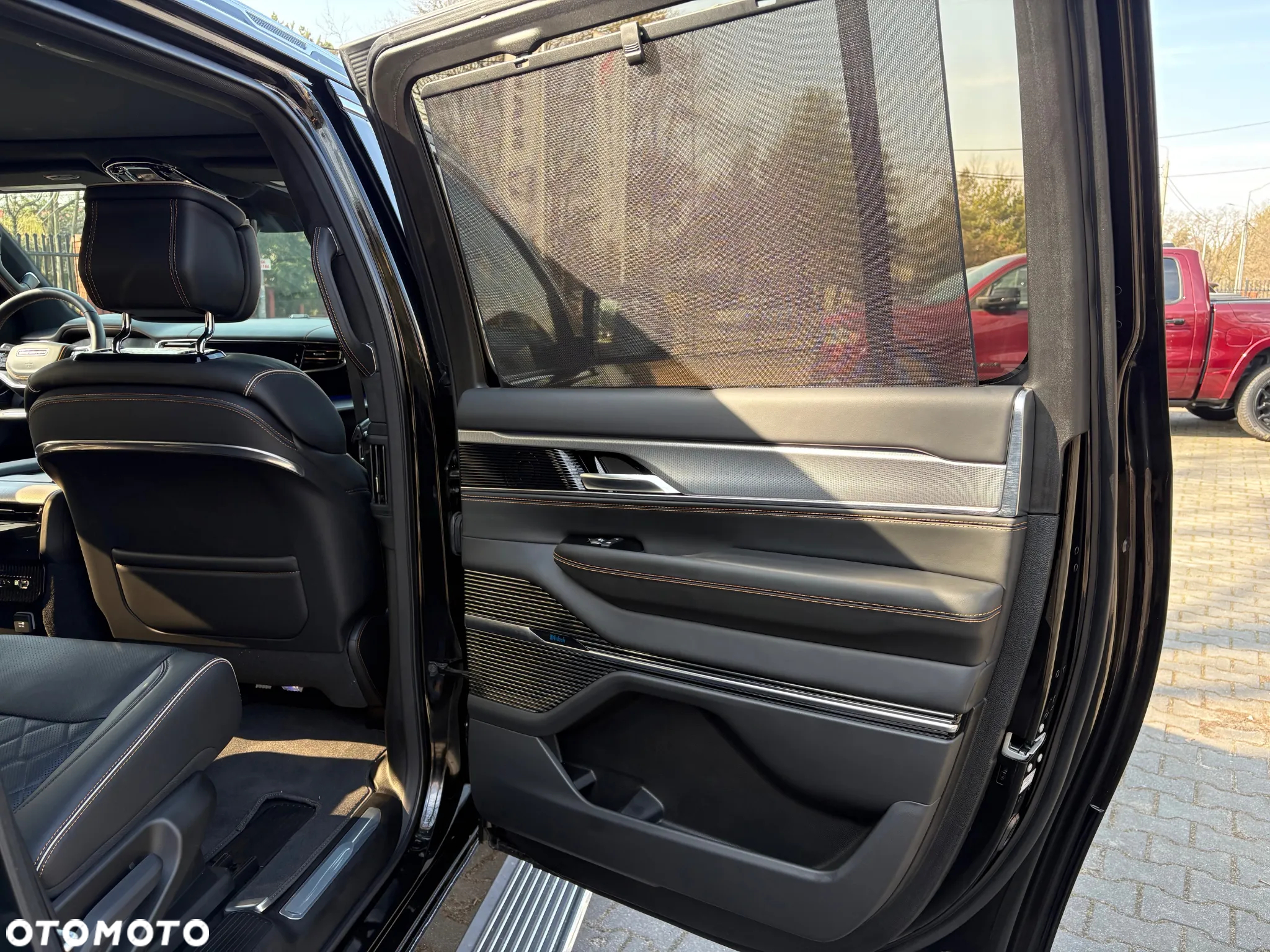 Jeep Grand Wagoneer - 16