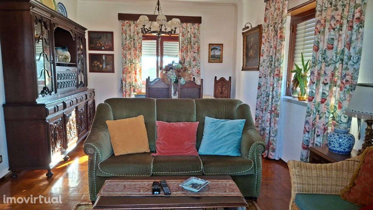 Andar de moradia, com jardim e estacionamento para 2 carros. - Grande imagem: 5/24