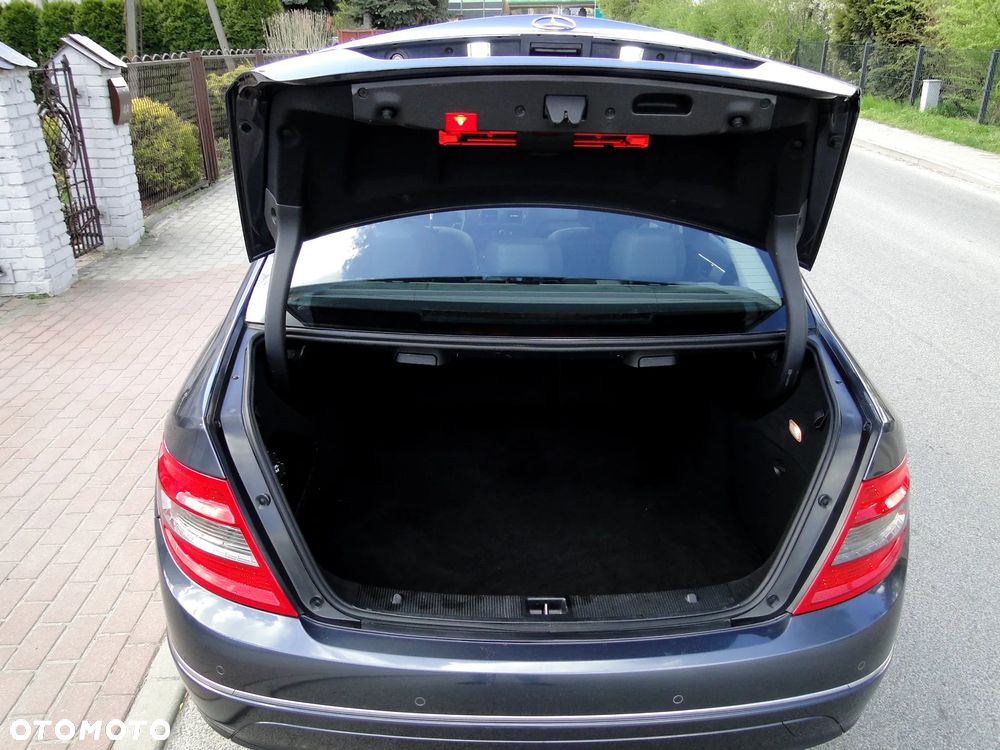 Mercedes-Benz Klasa C 180 CGI Automatik BlueEFFICIENCY Avantgarde - 9