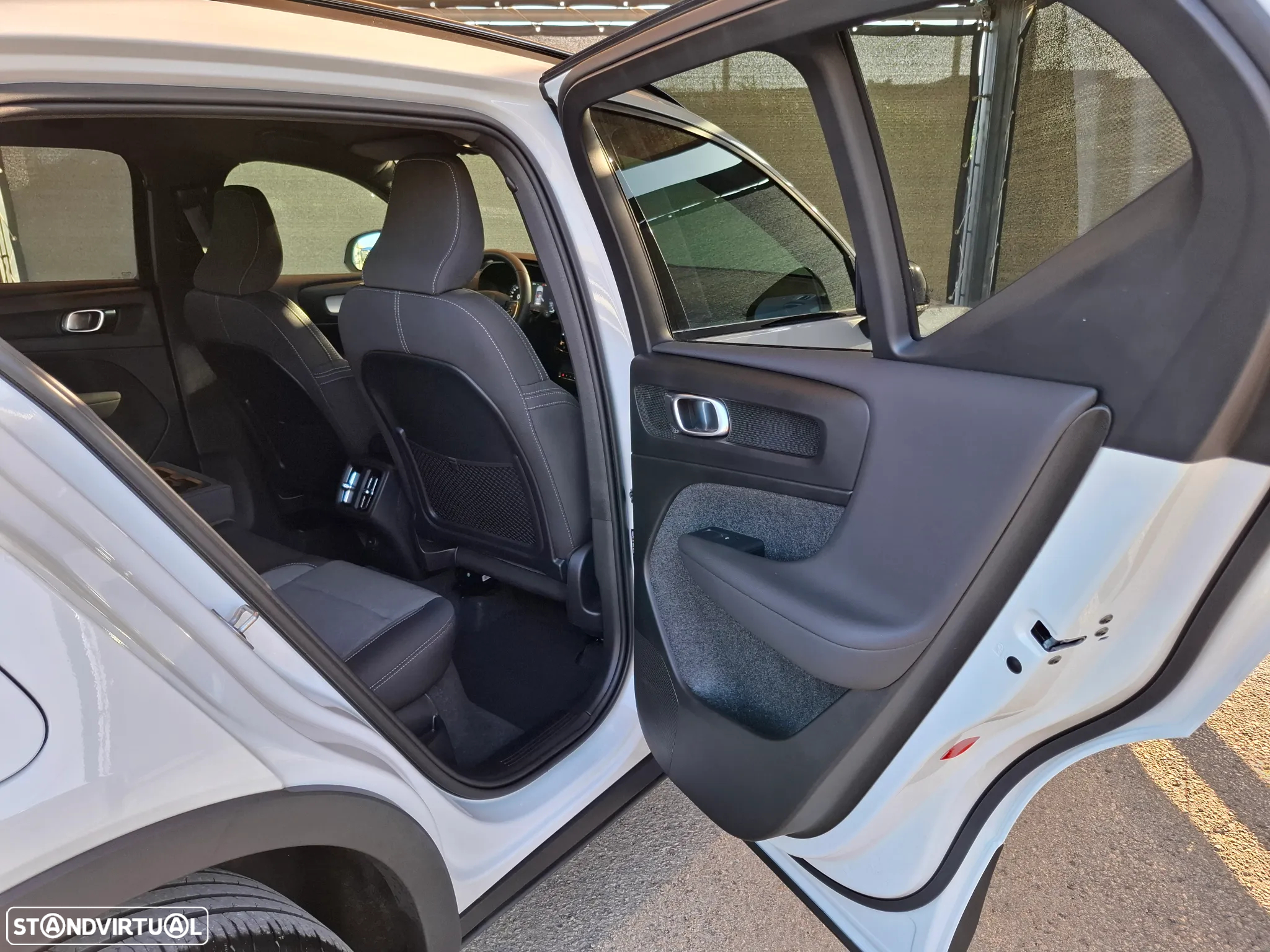 Volvo XC 40 1.5 T2 Plus Dark Auto - 36