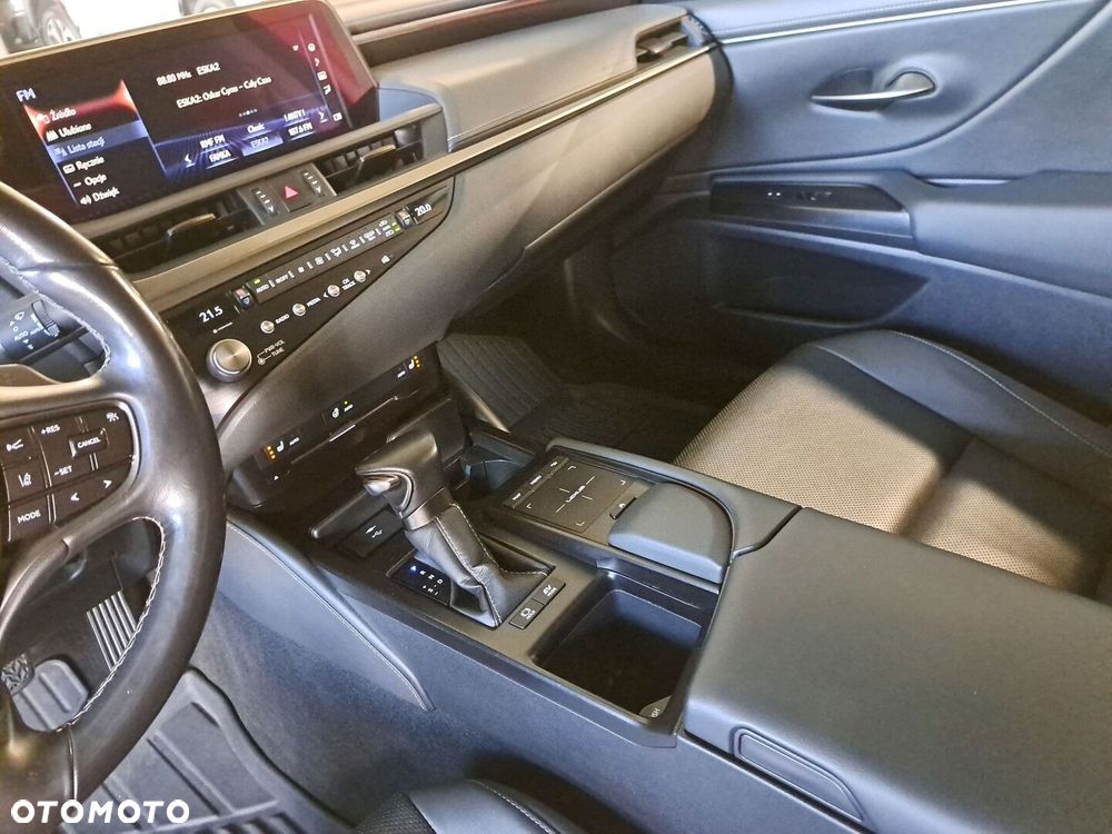 Lexus ES 300h Business Edition + - 33