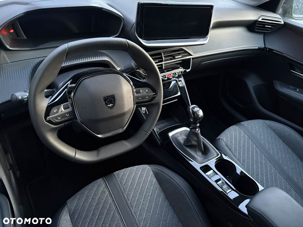 Peugeot 208 - 12