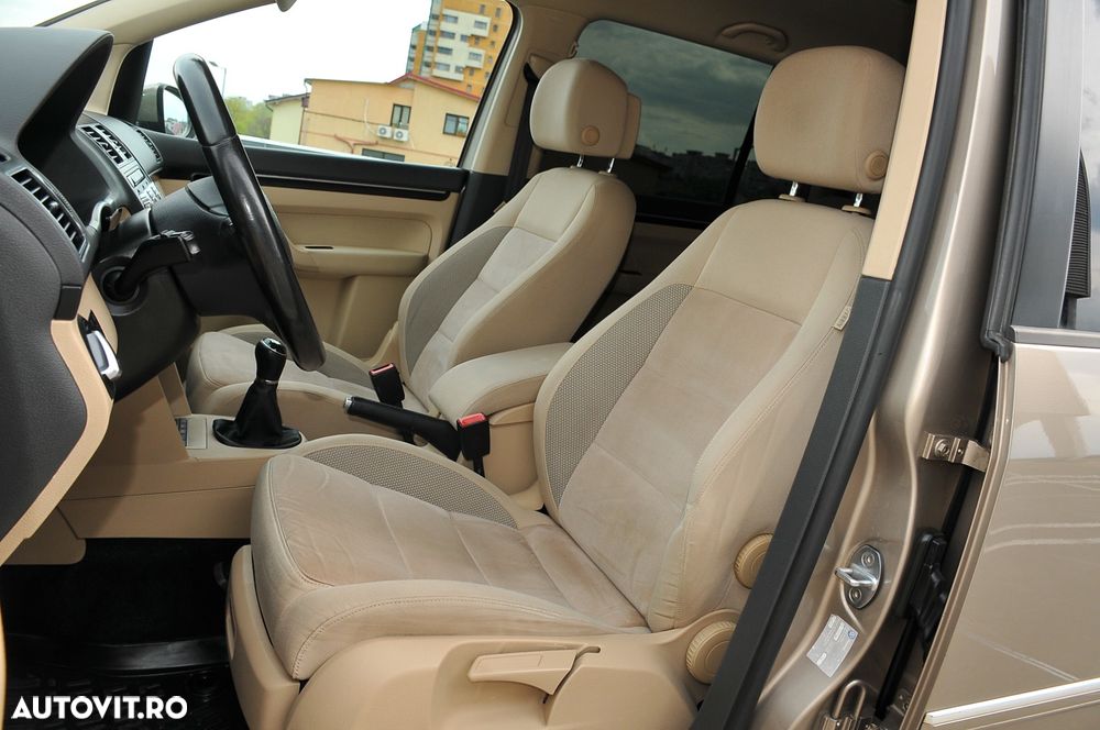 Volkswagen Touran - 11