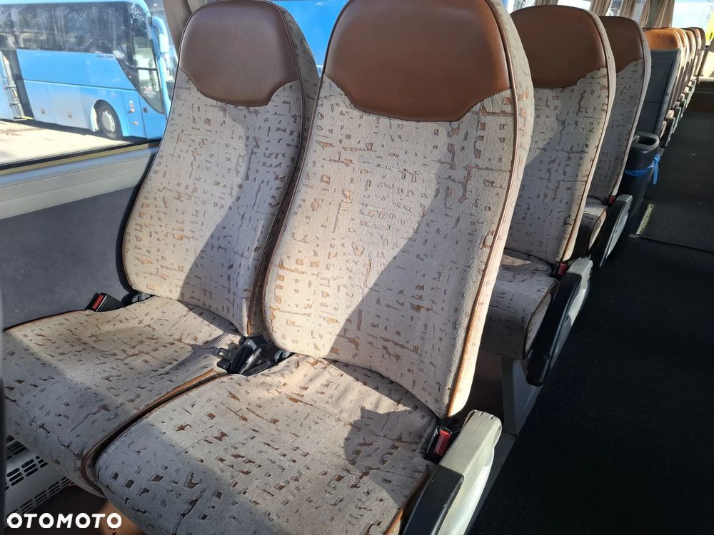 MAN LION'S COACH - 34