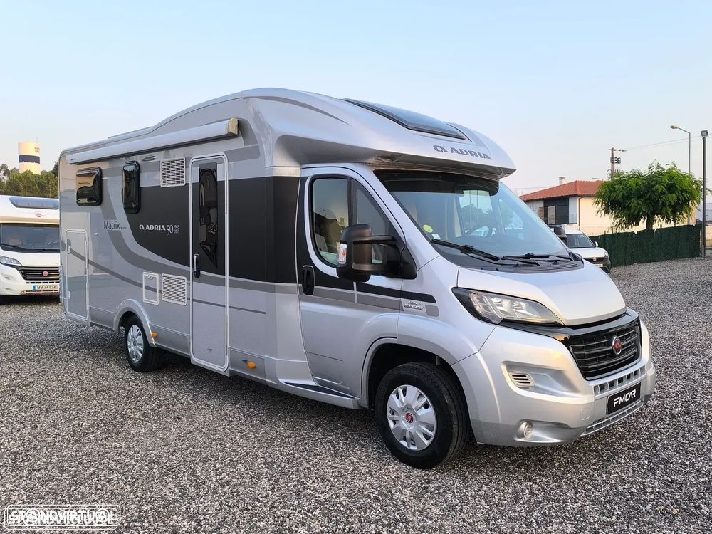 Adria Matrix M670SC 50 Anos 5lugares Cama central e basculante - 1