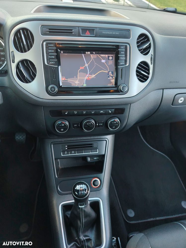 Volkswagen Tiguan 2.0 TDI DPF BlueMotion Technology Lounge Sport & Style - 12