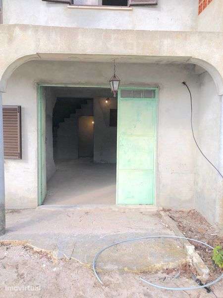 Terreno com 650m² e casa de 160m² para renovar em Azeitao - Grande imagem: 5/12