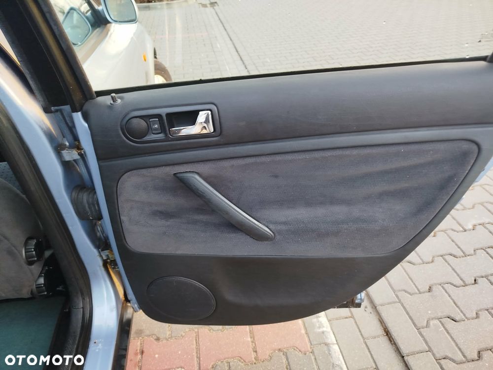 Volkswagen Passat 1.8 - 25