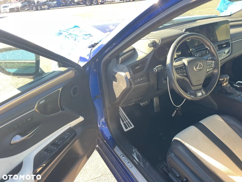 Lexus ES 300h F Sport - 33