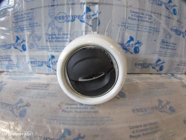 Grelha Friso 687602076R 08239006 RENAULT TWINGO 3 FASE 1 2014 1.0I 71CV 5P AZUL BEBE FRT ESQ GRE DE VENTILAÇÃO - 1