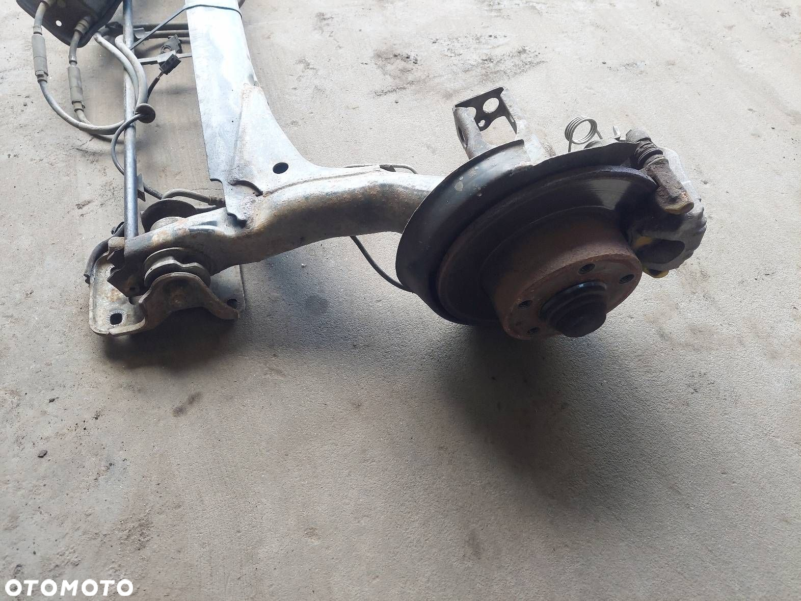 BELKA OŚ ZAWIESZENIA TYŁ TARCZE Z ABS ZACISKI HAMULCE AUDI A4 B5 - 3