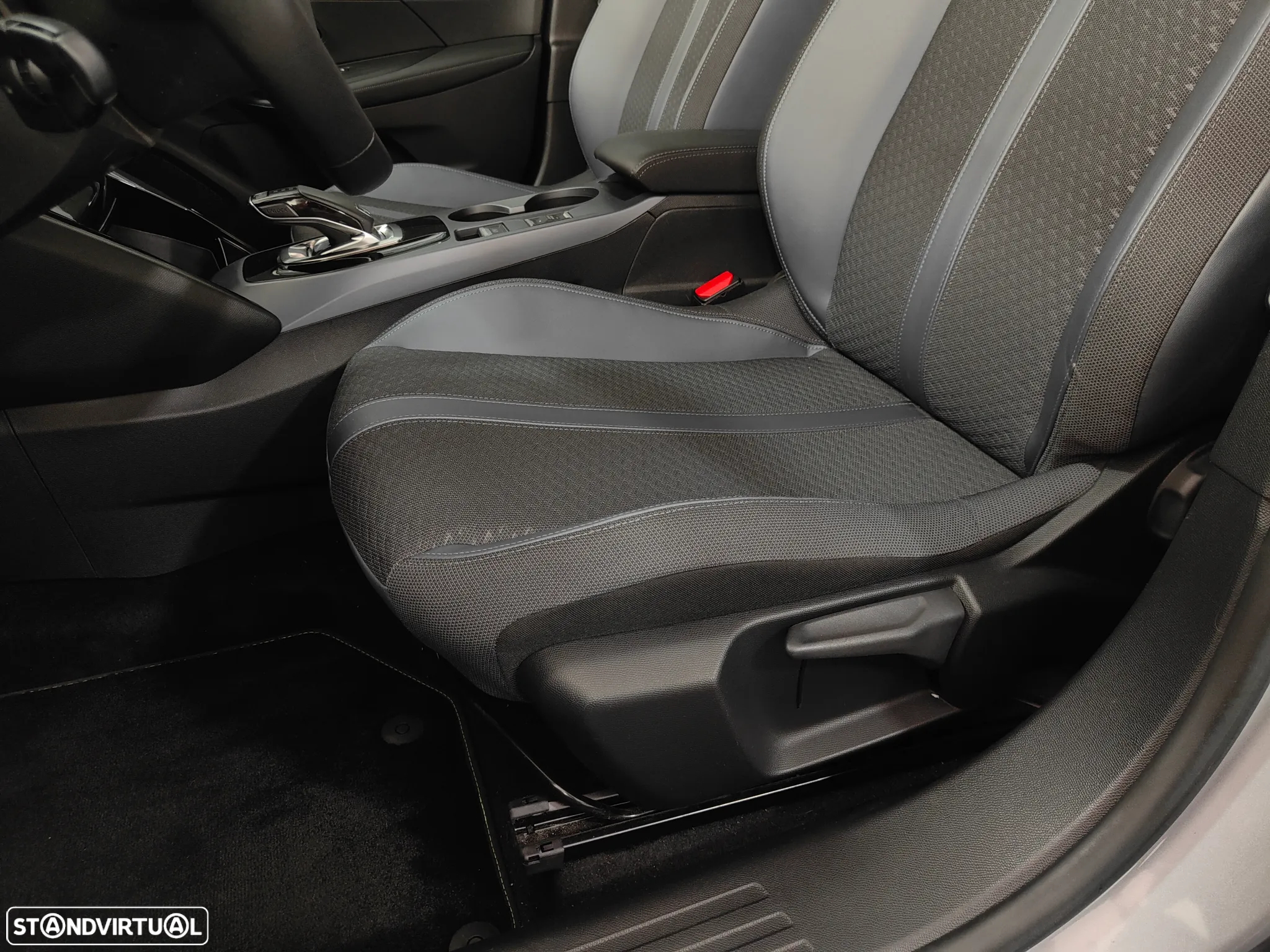 Peugeot 2008 1.2 PureTech Allure EAT8 - 36