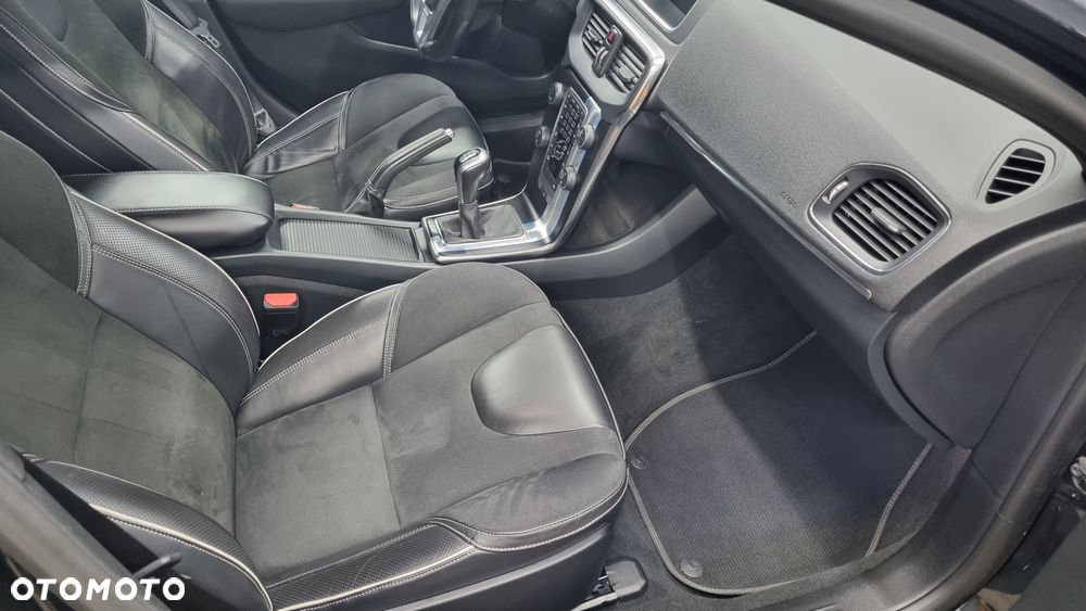 Volvo V40 D4 Drive-E R-Design Momentum - 13