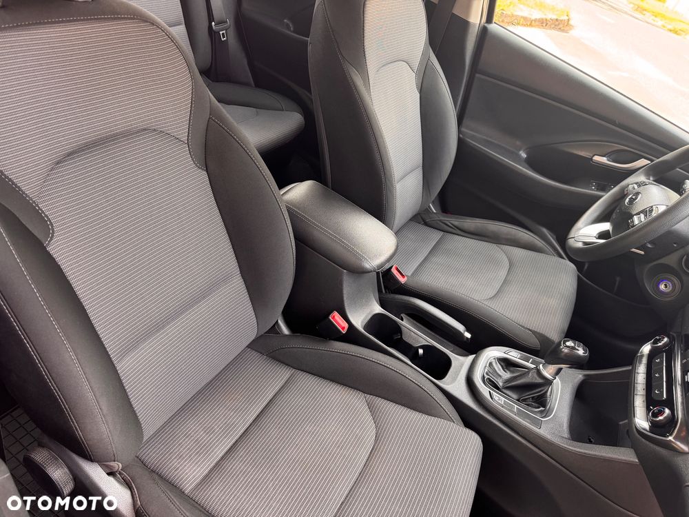 Hyundai i30 1.4 Premiere Comfort - 13