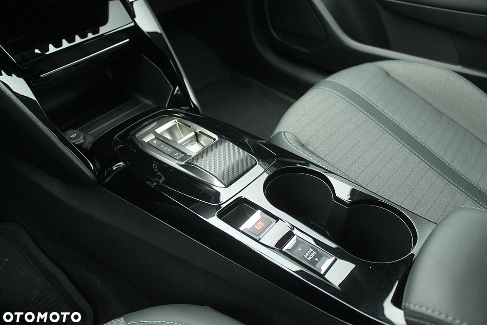 Peugeot 208 - 16