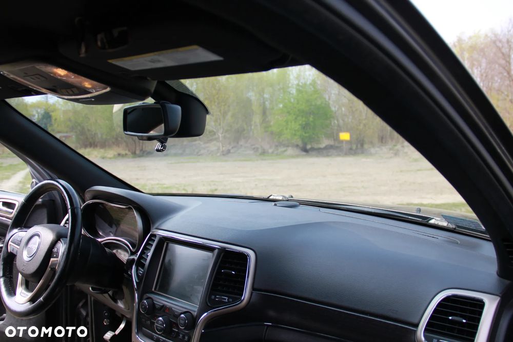 Jeep Grand Cherokee - 32