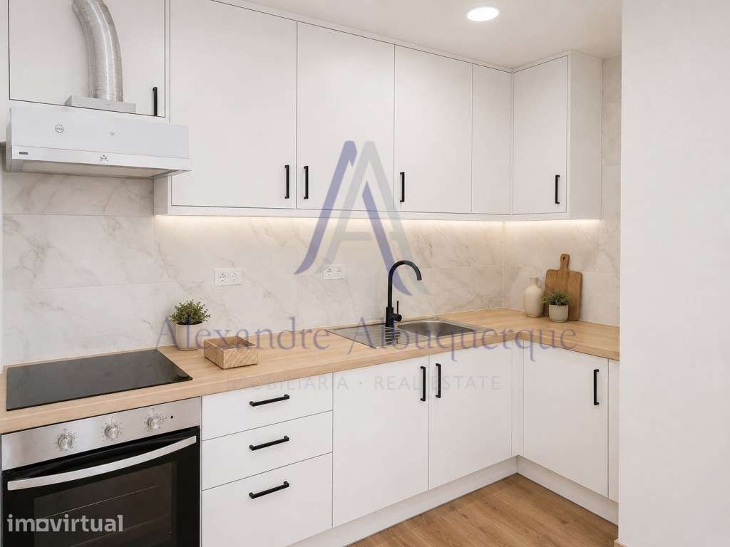 Apartamento T2 totalmente remodelado no coração de Sesimbra - Grande imagem: 2/17
