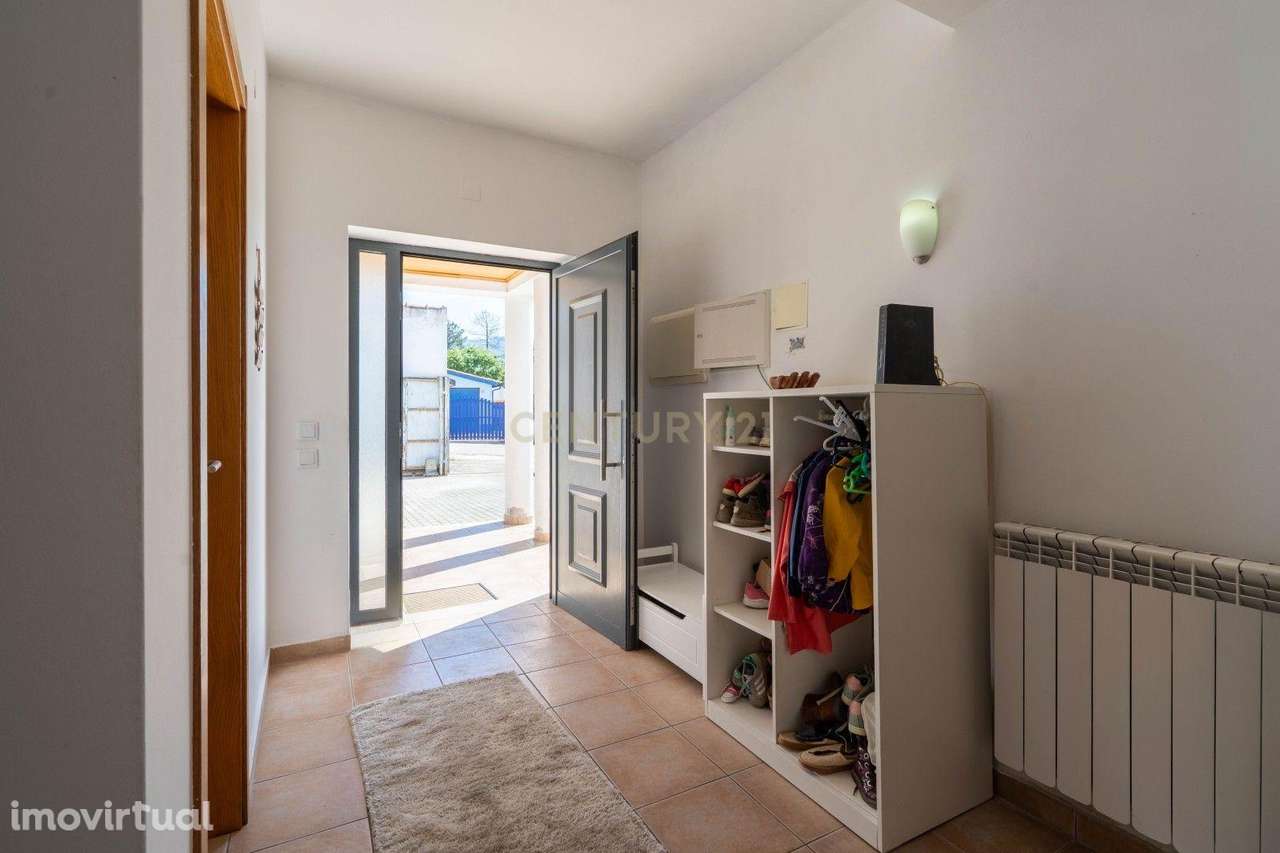 Moradia T4 com Garagem, Sótão e Excelente Exposição Solar - Grande imagem: 4/42