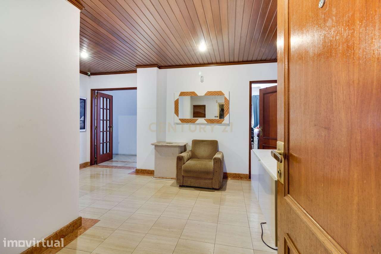 Um dos poucos T4 disponíveis | 148 m² | 2 Elevadores | Excelente Local - Grande imagem: 2/36