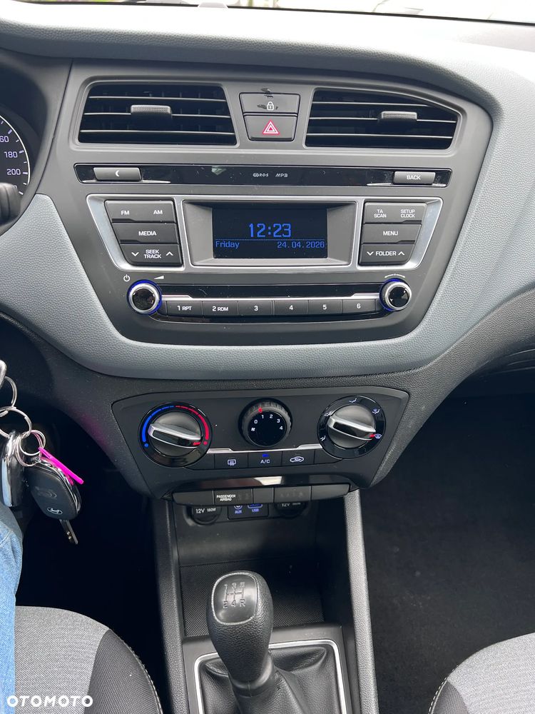 Hyundai i20 blue 1.2 Classic - 12