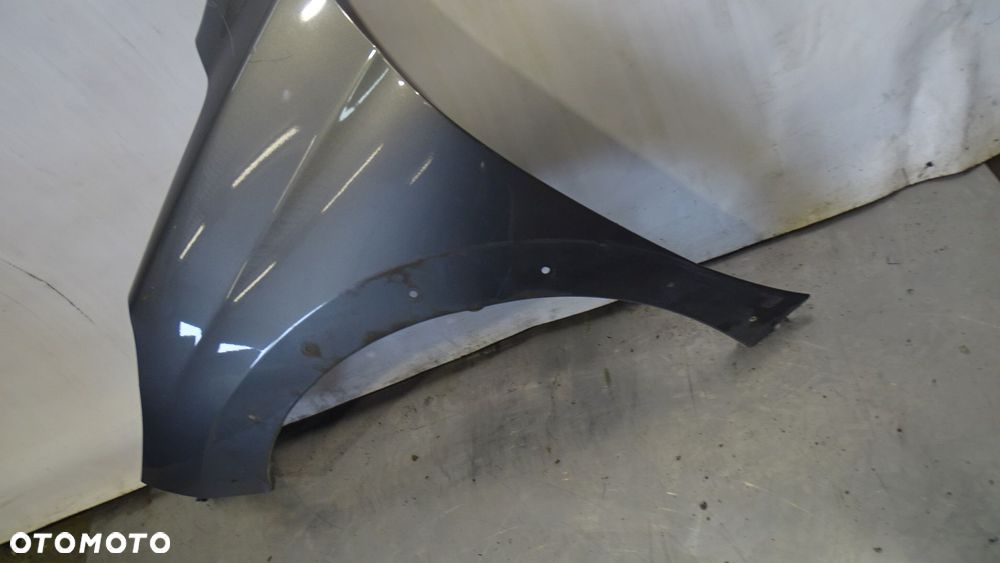 BŁOTNIK LEWY PRZEDNI PEUGEOT 207 1.6VTI SW KOL: KTQ - 3