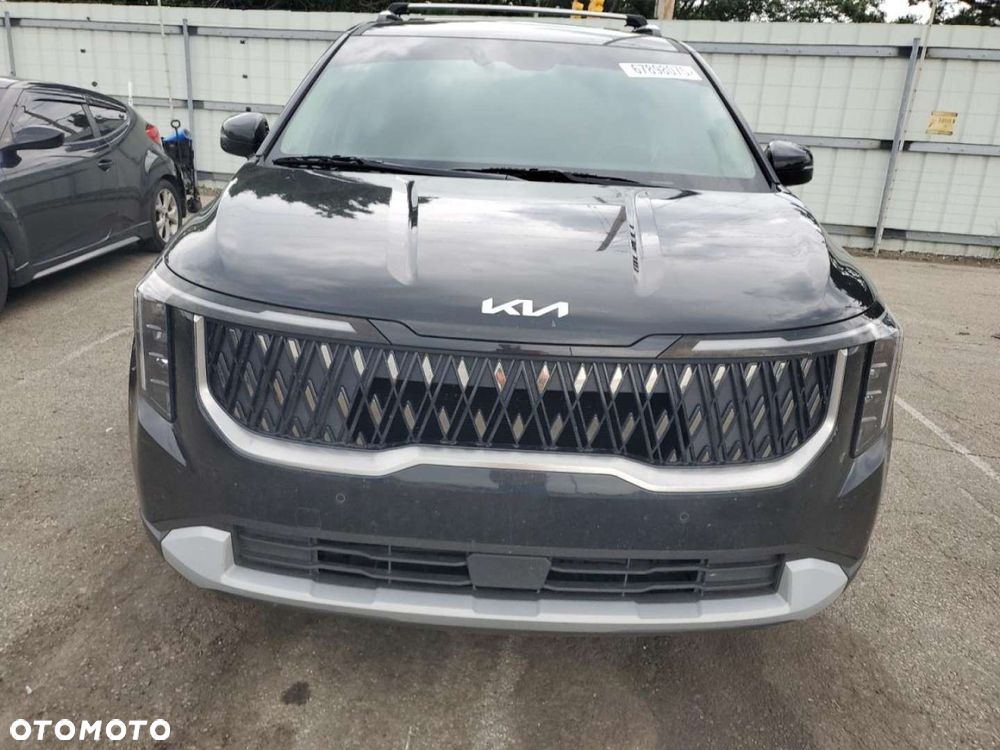 Kia Carnival - 12
