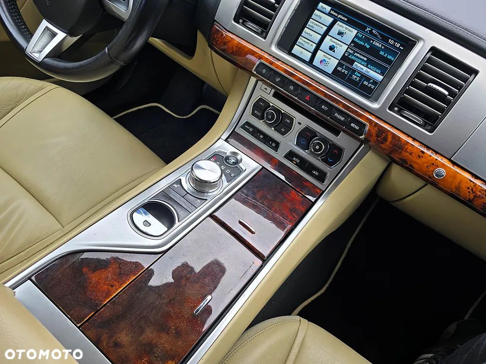 Jaguar XF 2.2 D Premium Luxury - 29