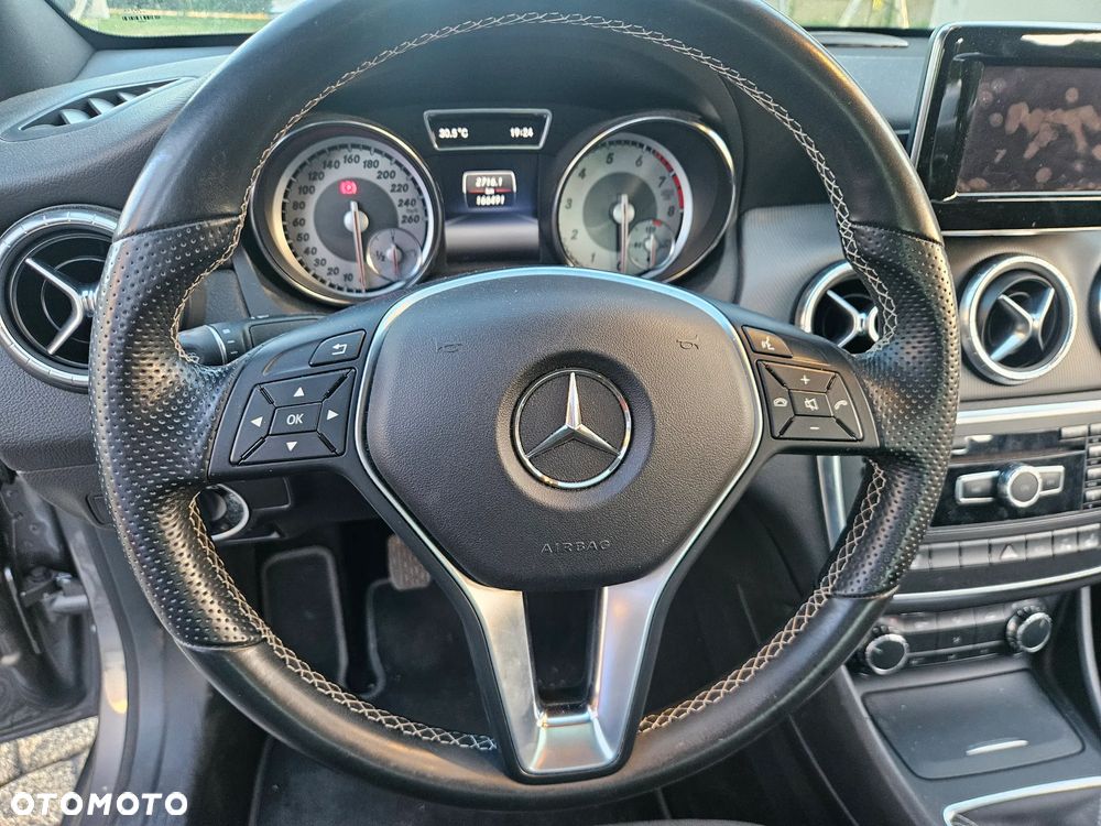 Mercedes-Benz CLA 180 Orange Art Edition - 22
