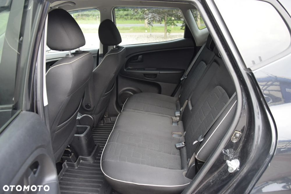 Kia Venga - 10