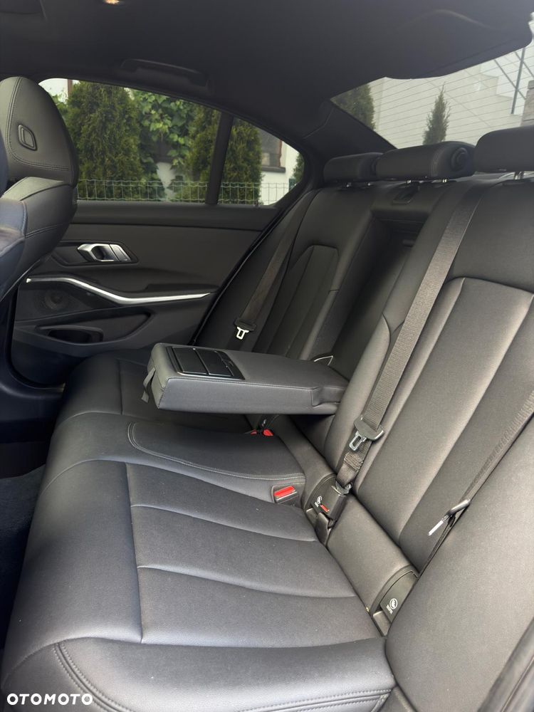 BMW Seria 3 330i xDrive Sport Line - 33